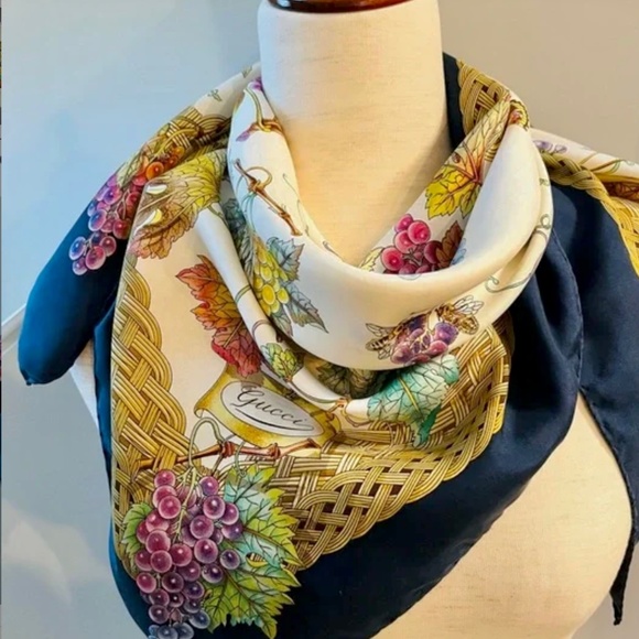 Gucci silk grape vines bees butterfly’s multicoloured fall leaves scarf - Picture 6 of 9